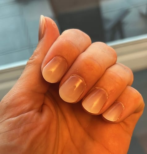 Kundenfoto der UV Gel Nail Wraps in Cupcake Sprinkles mit rosa Ombré-Farbverlauf auf den Fingernägeln.