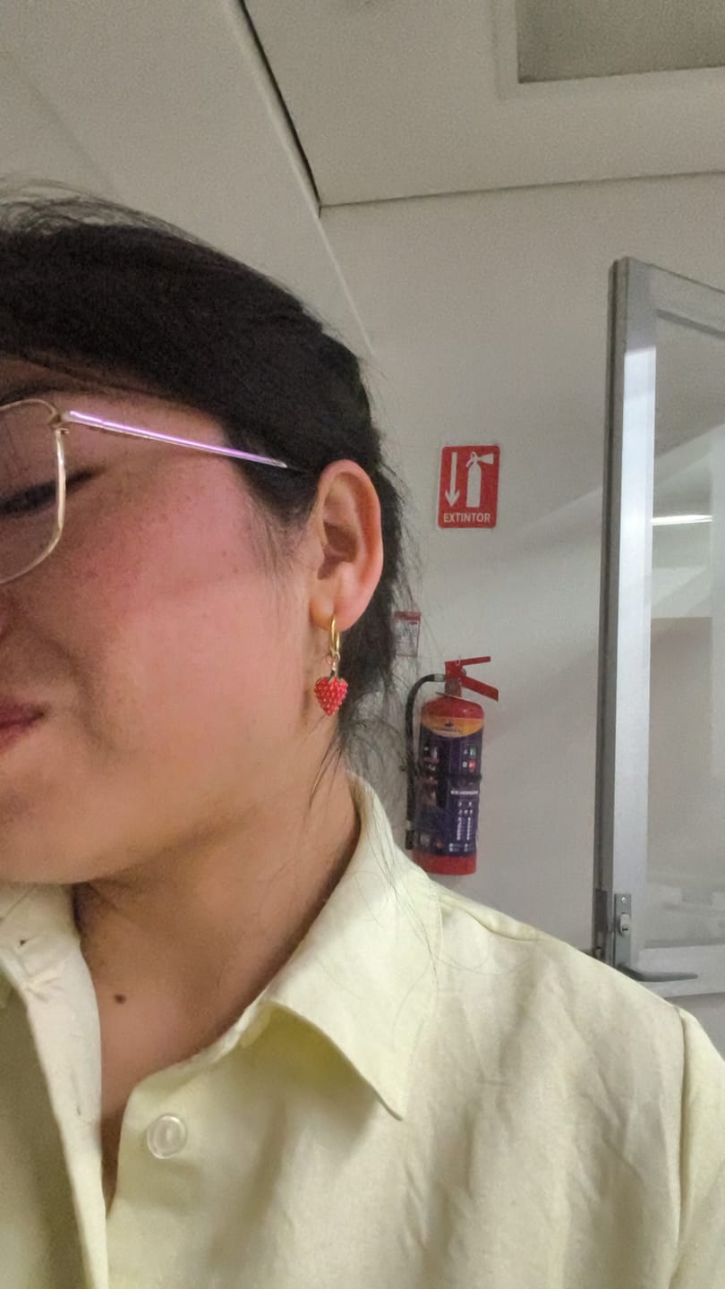 Customer photo review of Aretes Tiny Berry