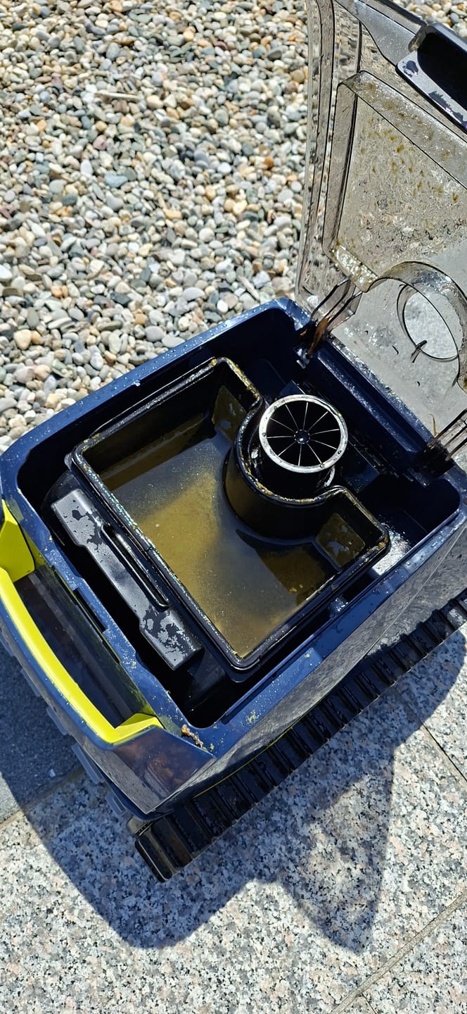 Customer photo review of Zodiac Freerider RF 5600 iQ – Der kabellose Akku-Poolroboter, den Sie unter Wasser steuern
