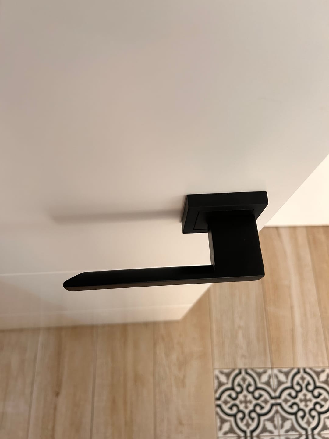 Customer photo review of Manilla de zamak modelo 220 con roseta cuadrada en acabado negro para puertas