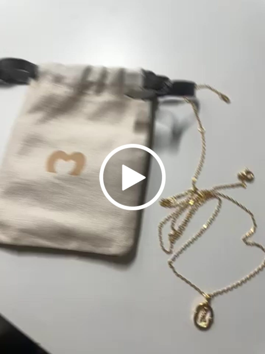 Customer video review of Collar Inicial Brillo