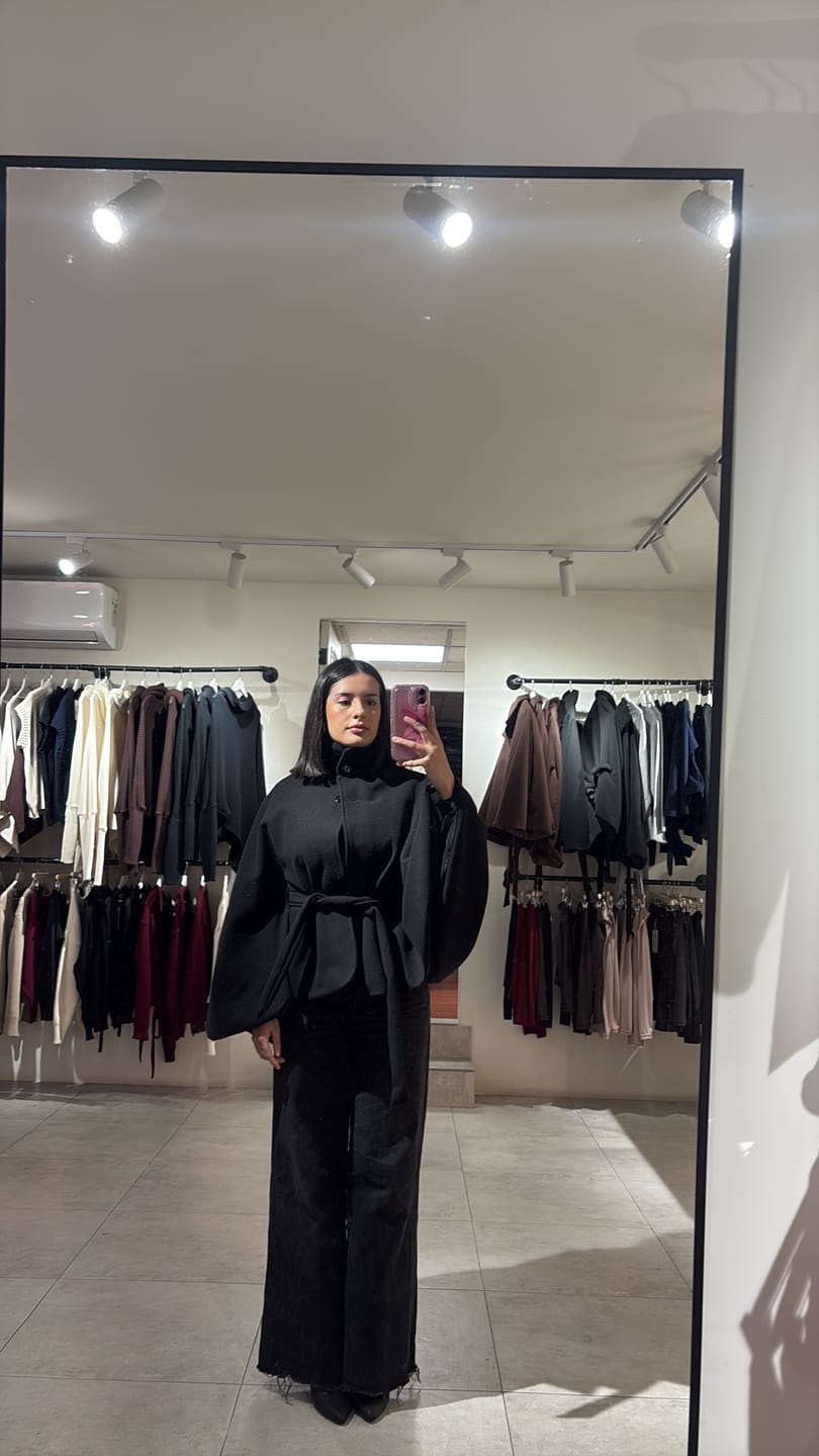 Customer photo review of CHAQUETA OSAKA NEGRA - ABRIGO TIPO CAPA CON CINTURÓN