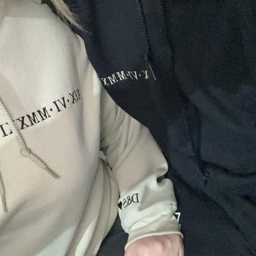 Customer photo review of Pull Personnalisé Couple Date Chiffre Romain