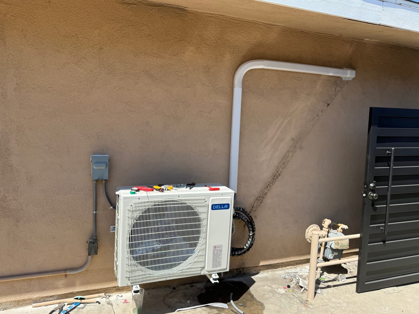 Customer photo review of DELLA Serena Series 24000 BTU 22 SEER2 Mini-Split Heat Pump AC - Up to 1500 Sq.Ft.