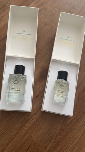 Kunden-Foto von zwei 1x 35ml und 1x 50ml Parfümflaschen in ihren offenen, weißen Geschenkboxen.