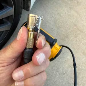 Customer photo review of Protezione Anti-Perdite Valvola Pneumatici Ottone 8mm Bloccaggio