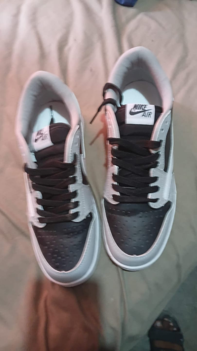 Customer photo review of Tenis Travis Low OG Concreto Negro