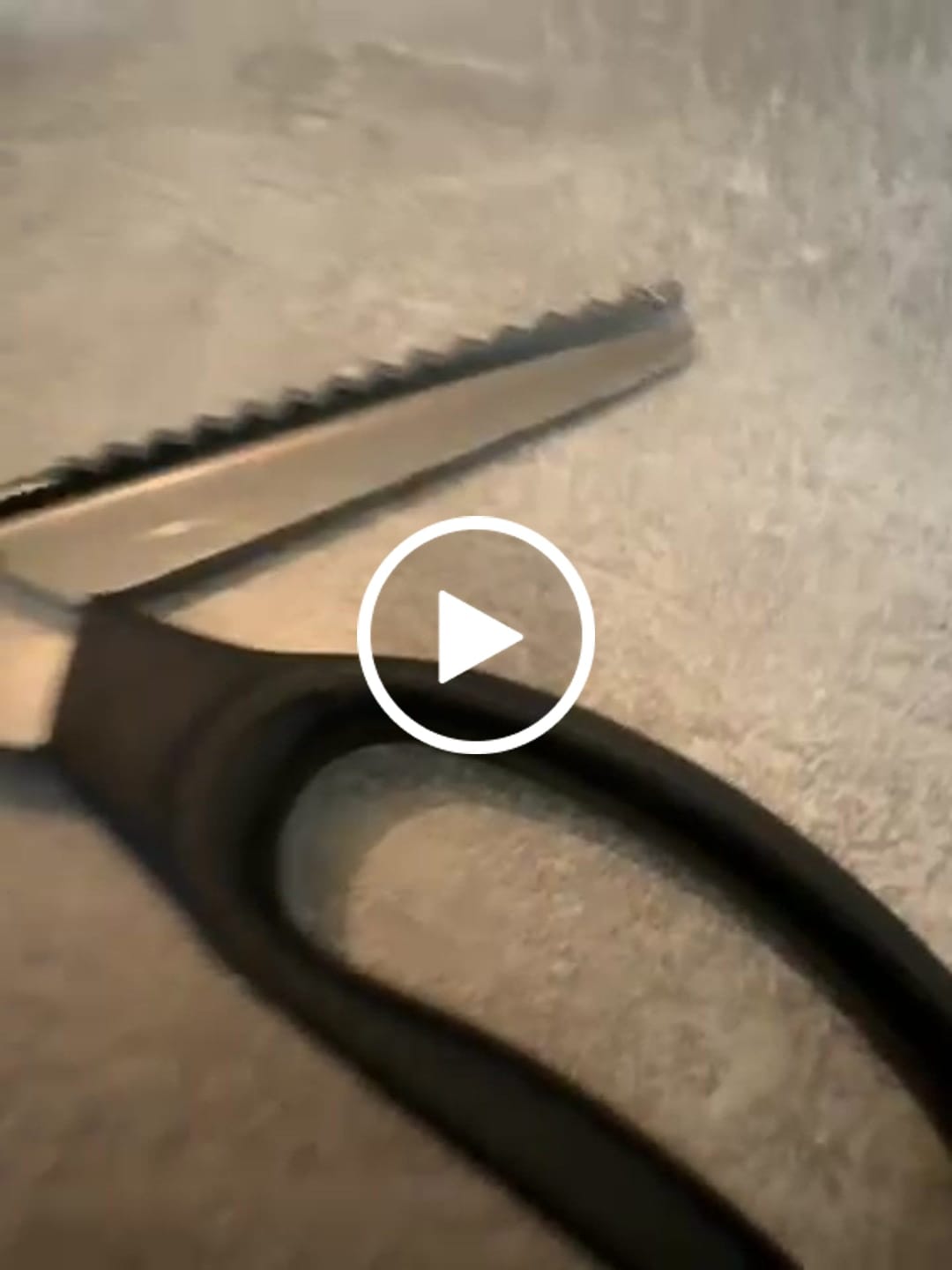 Customer video review of TYIIPLUS™ Stainless Steel Pinking Shears – 9.1" Zig Zag Fabric Scissors for Sewing, Quilting, Dressmaking & DIY Crafts