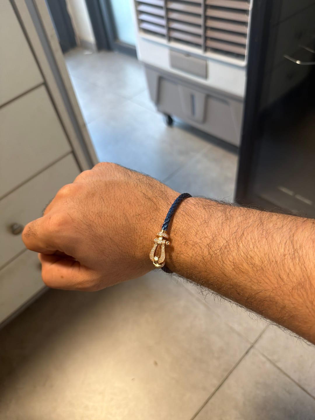 Customer photo review of צמיד יוקרתי עם רצועת מתכת כחולה ואבזם בגוון רוז־גולד משובץ זירקונים — JEWELLUXE™
