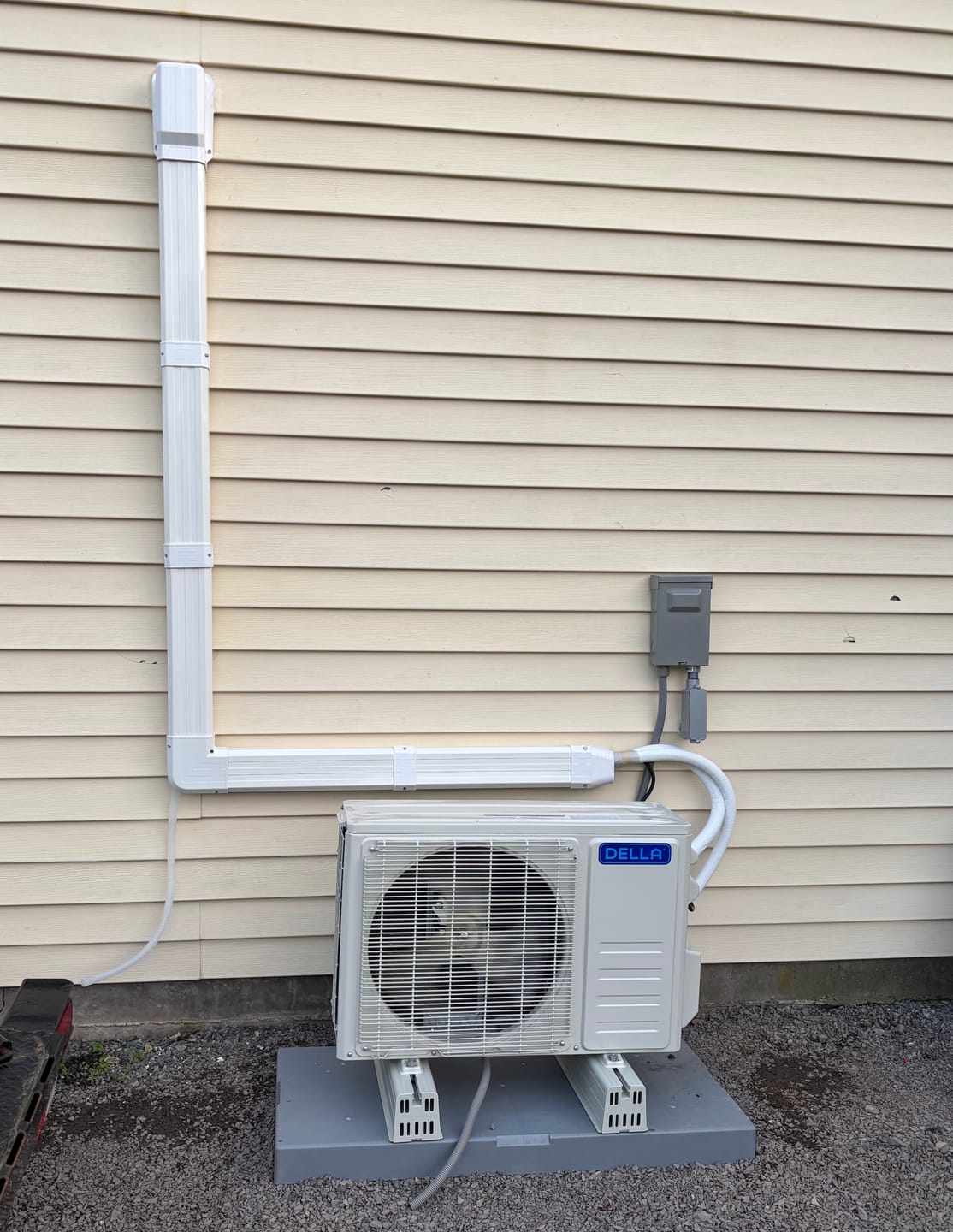 Customer photo review of DELLA Vario Series 12000 BTU 23 SEER2 Mini Split Heat Pump AC - Up to 550 Sq.Ft.