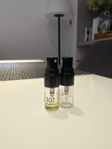 Kunden-Tester-Set mit zwei kleinen transparenten Sprühflaschen, eine davon mit der Nummer 307 auf dem Etikett.