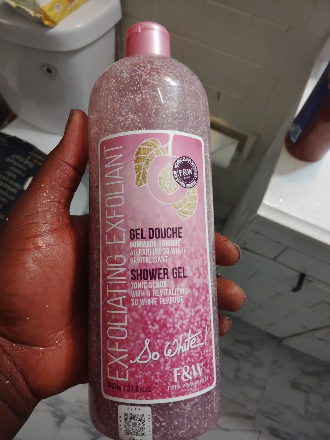 Customer photo review of Exclusive Exfoliating Shower Gel With Vitamin C 940ml