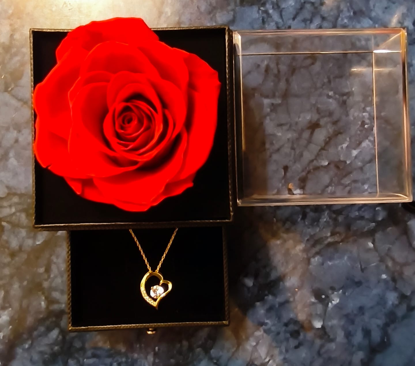 Customer photo review of Örökrózsa szív alakú nyaklánccal