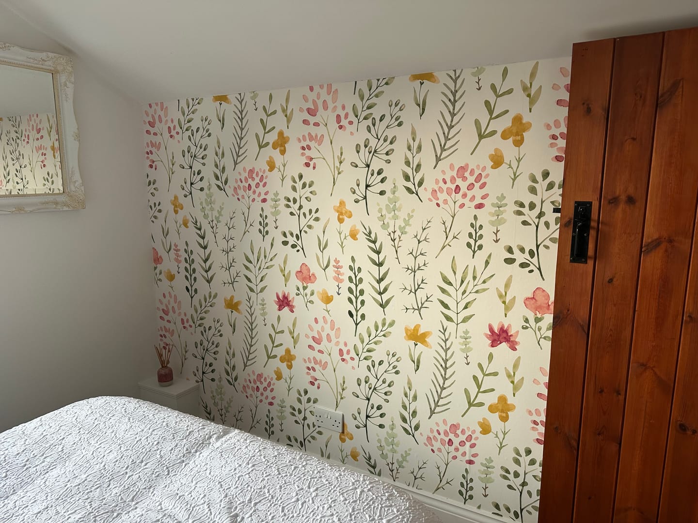 Customer photo review of Rosanna - Watercolor Flower and Plants Wallpaper