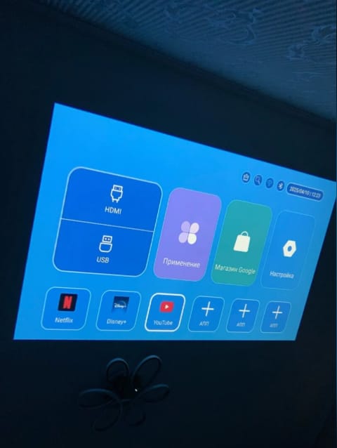 Customer photo review of Glowyll CineWall Projektor