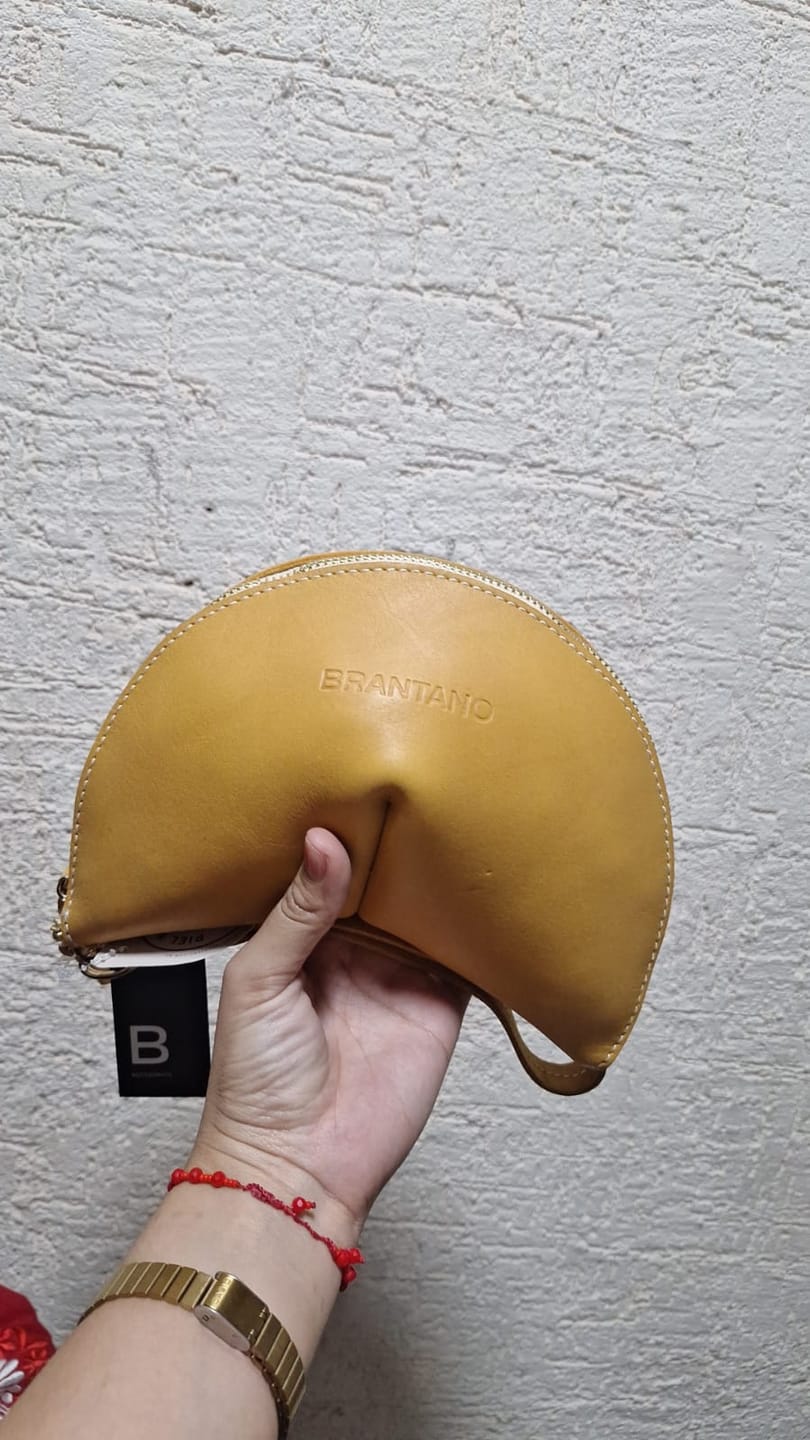 Customer photo review of BOLSO FORTUNE COOKIE PIEL AMARILLO