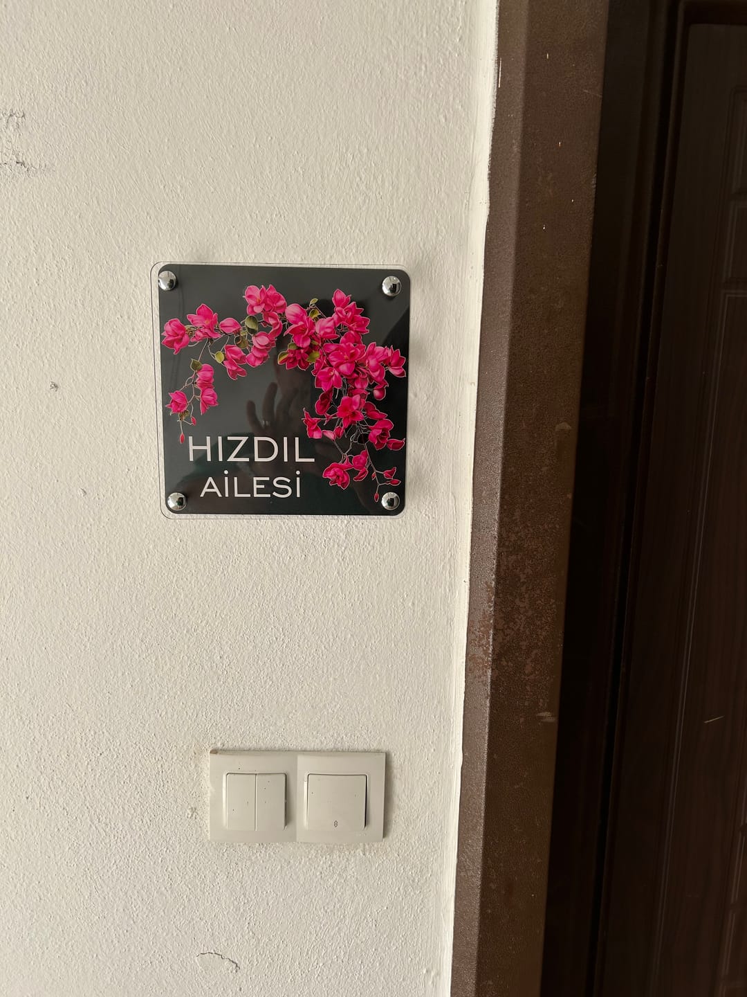 Customer photo review of Kişiye Özel Begonvil Çiçekli Kapı İsimliği