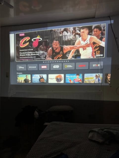 Customer photo review of Glowyll CineWall Projektor