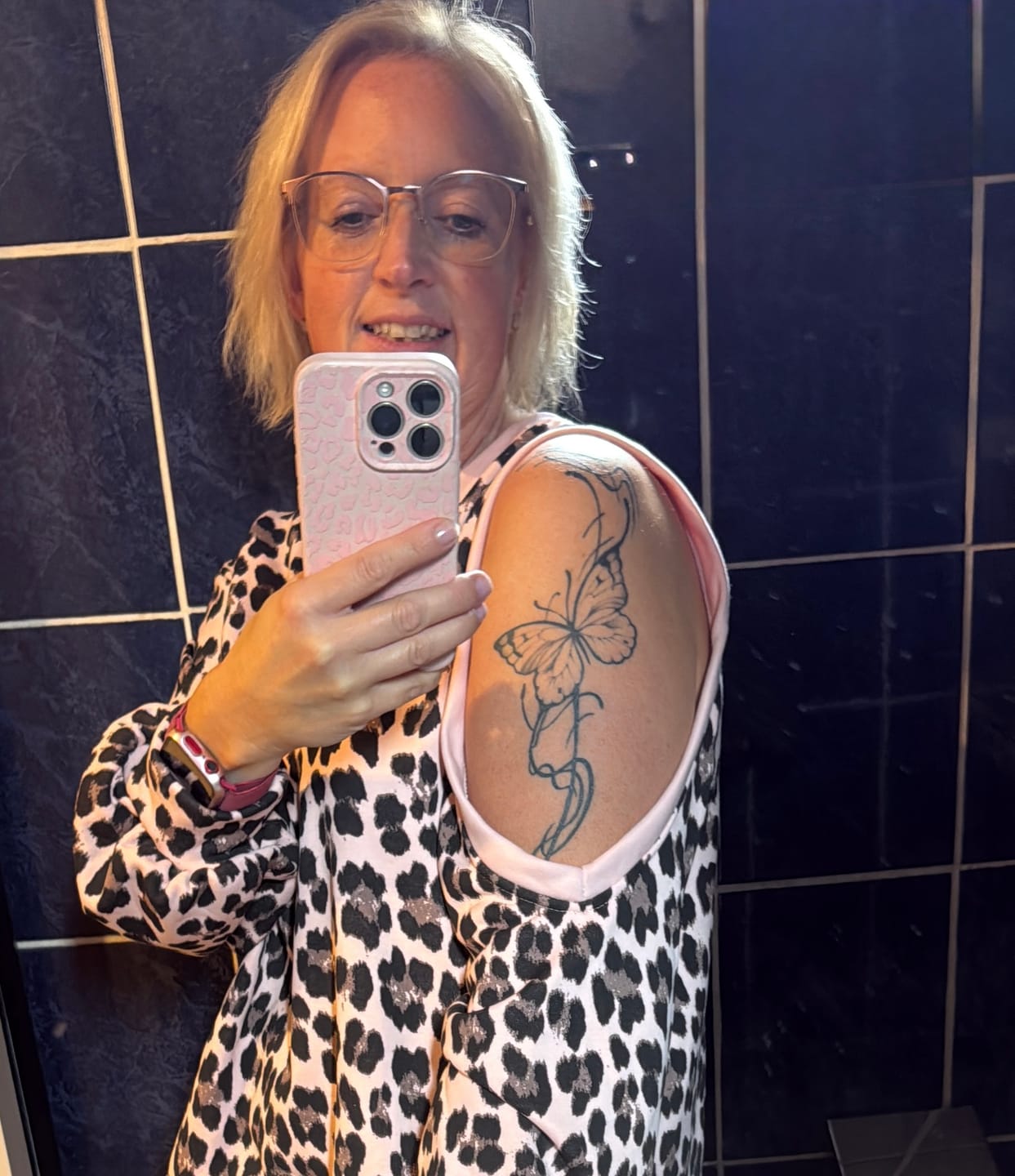Customer photo review of Sweater mit Cut-Out an der Schulter hellrosa LEO POWER schwarz/taupe
