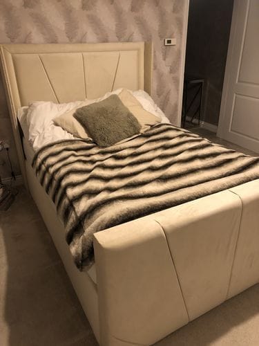 Customer photo review of Saige Horizon Winged Bed