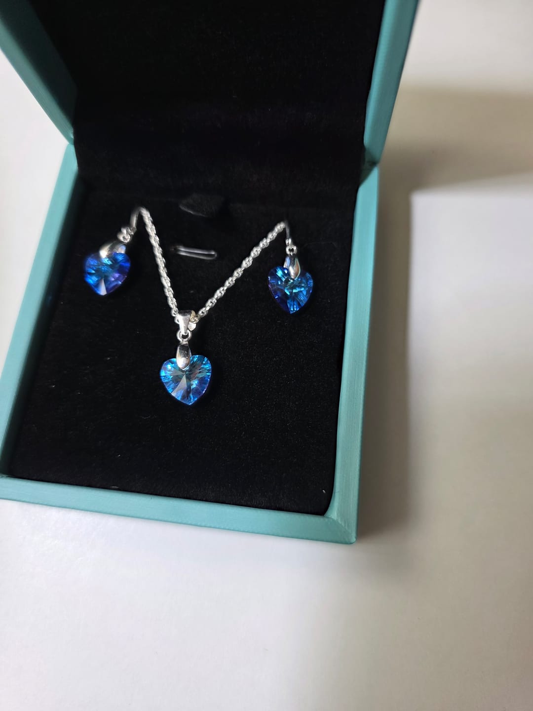 Customer photo review of Colgante Corazón Hecho con Cristal Swarovski® Azul