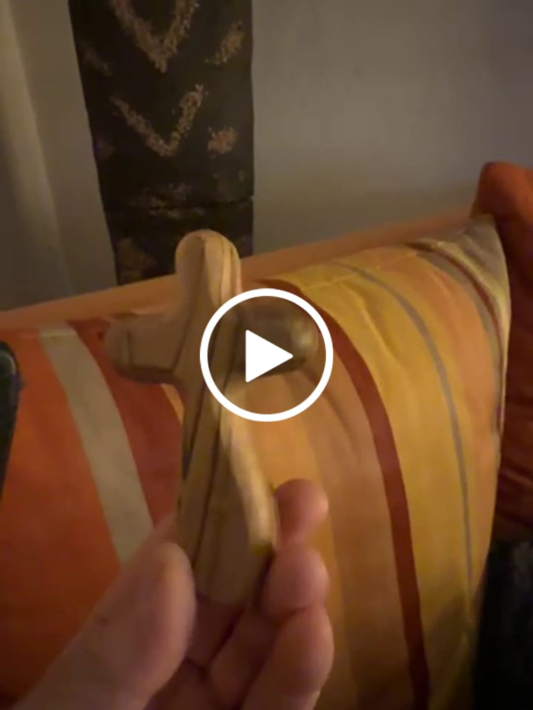 Customer video review of Kreuz Handschmeichler aus Olivenholz | Kleines Handkreuz als Glücksbringer & Geschenk zur Taufe, Kommunion oder Trost