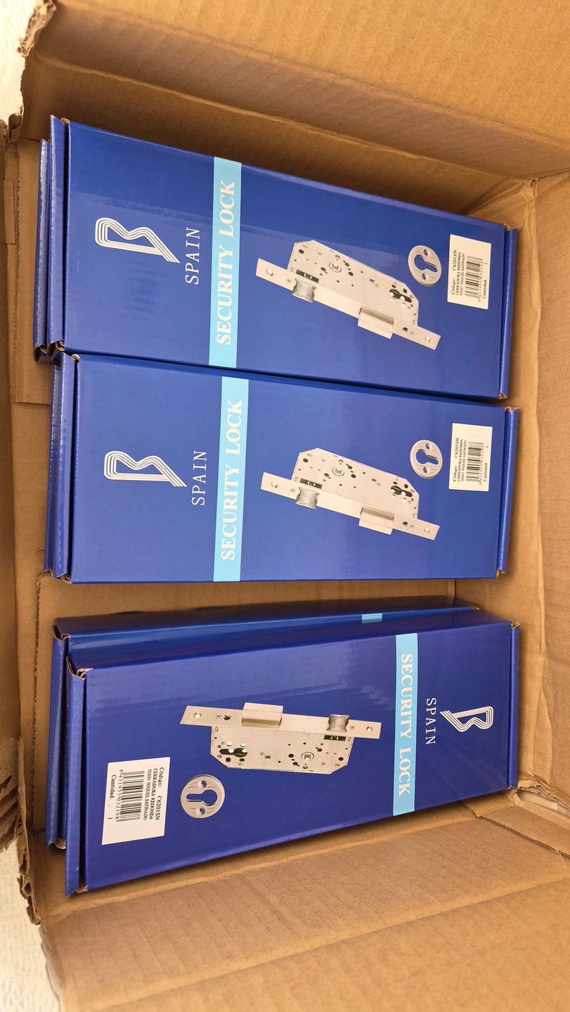 Customer photo review of Cerradura de embutir de 50mm para bombín europeo frente canto redondo con 85mm entre ejes acabado níquel satinado