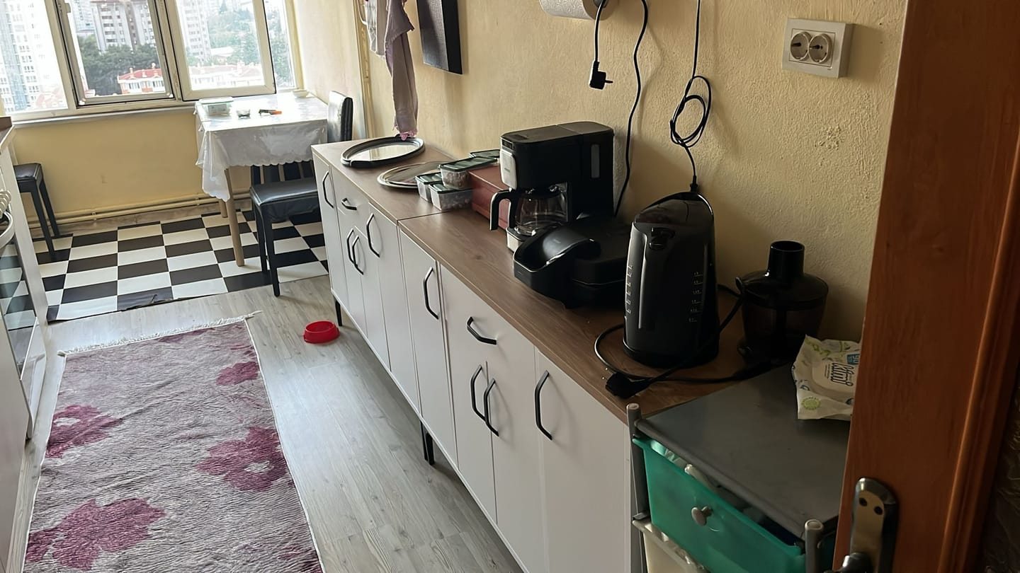Customer photo review of Rani JE136 Kahve Köşesi Çok Amaçlı Dolap 4 Kapaklı 1 Çekmeceli Kiler Mutfak Dolabı Beyaz - Sepet Ceviz