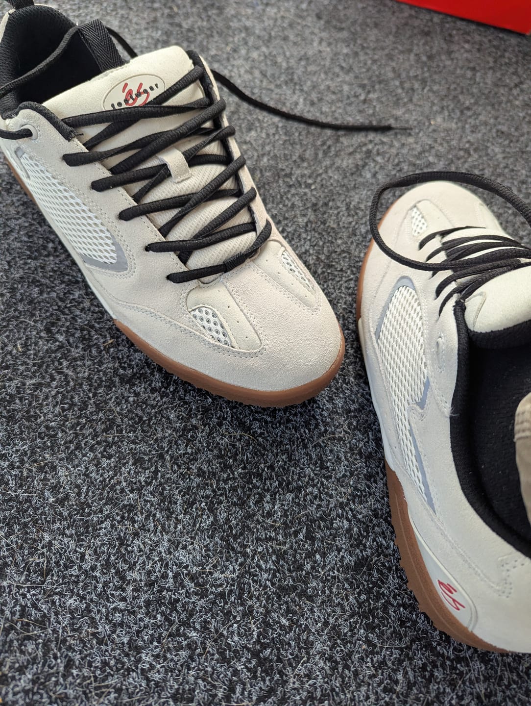 Customer photo review of ES QUATTRO [WHITE/RED/GUM]