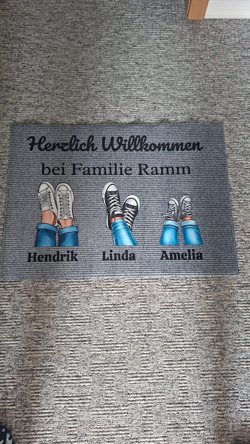 Customer photo review of Familienfußmatte mit Sneakern + Namen (2-6 Familienmitglieder) - Personalisierte Fußmatte