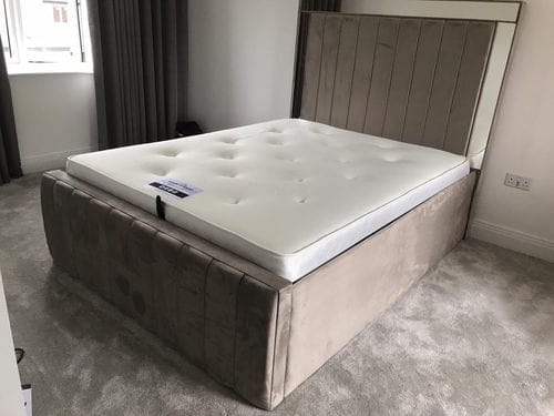 Customer photo review of Jude Mirror Stripe Line Bed