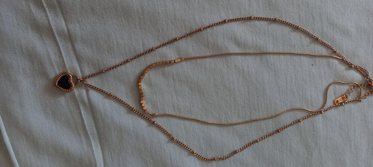 Customer photo review of Mix de Colares Coração Marmorizado Banhado em Ouro 18K