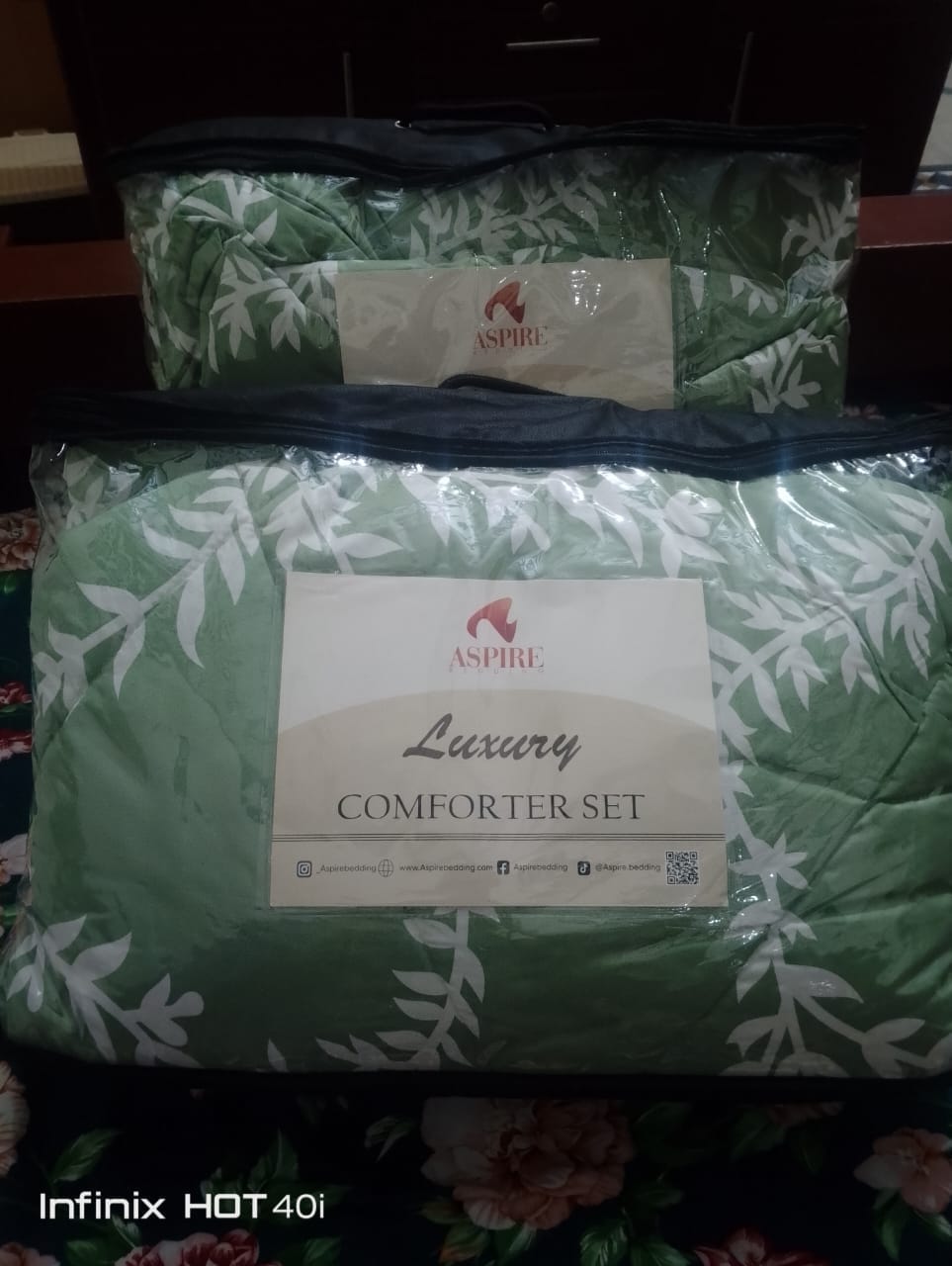 Customer photo review of EVER GREEN Comforter Set- 7 Pcs