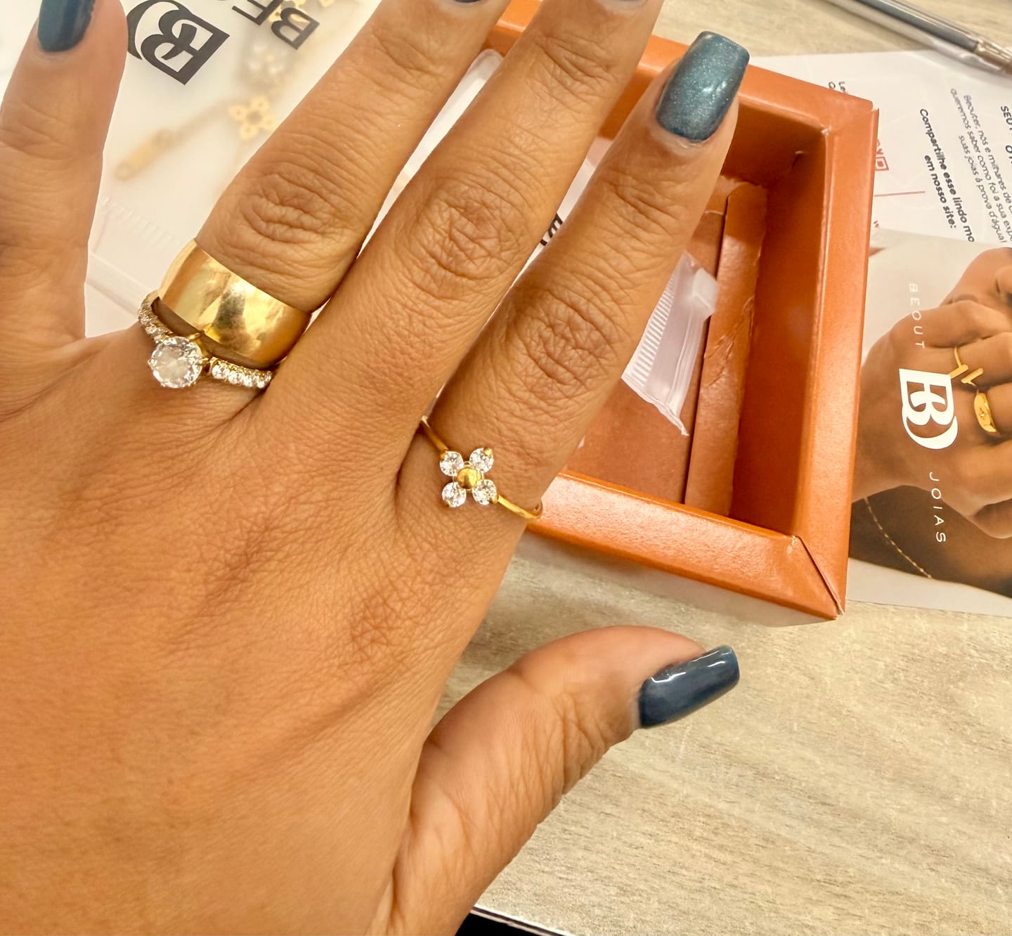 Customer photo review of Anel Solitário Florenza Regulável Banhado em Ouro 18k
