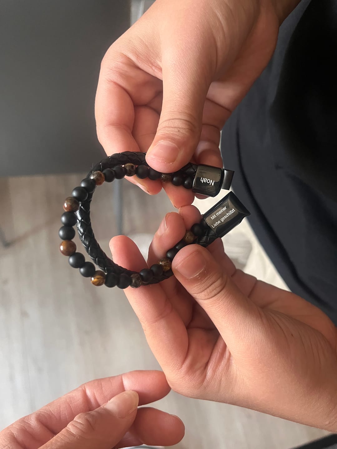 Customer photo review of Schild des Sohnes – Tigeraugen-Armband