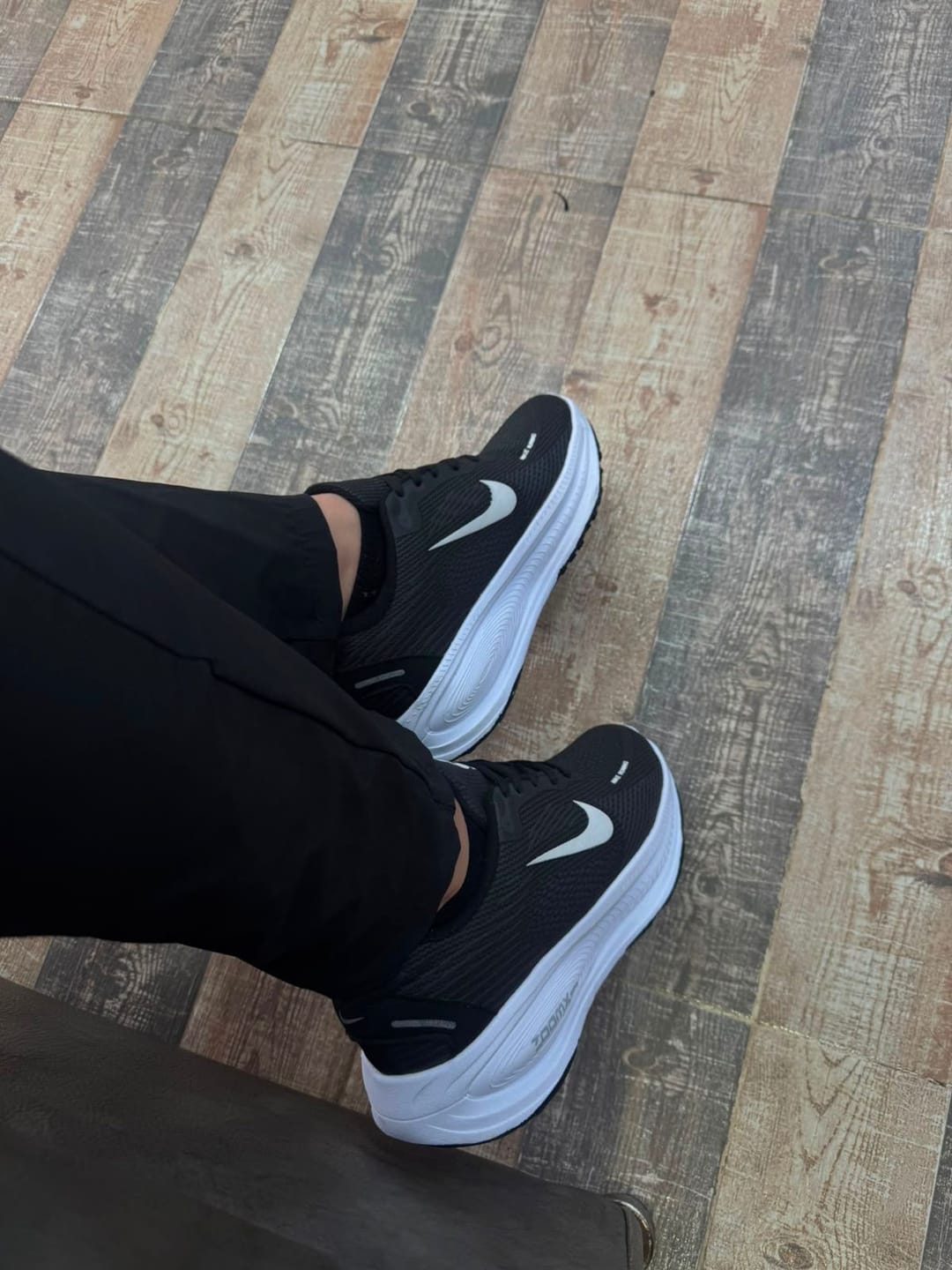 Customer photo review of NIKE VOMERO PLUS - NEGRO