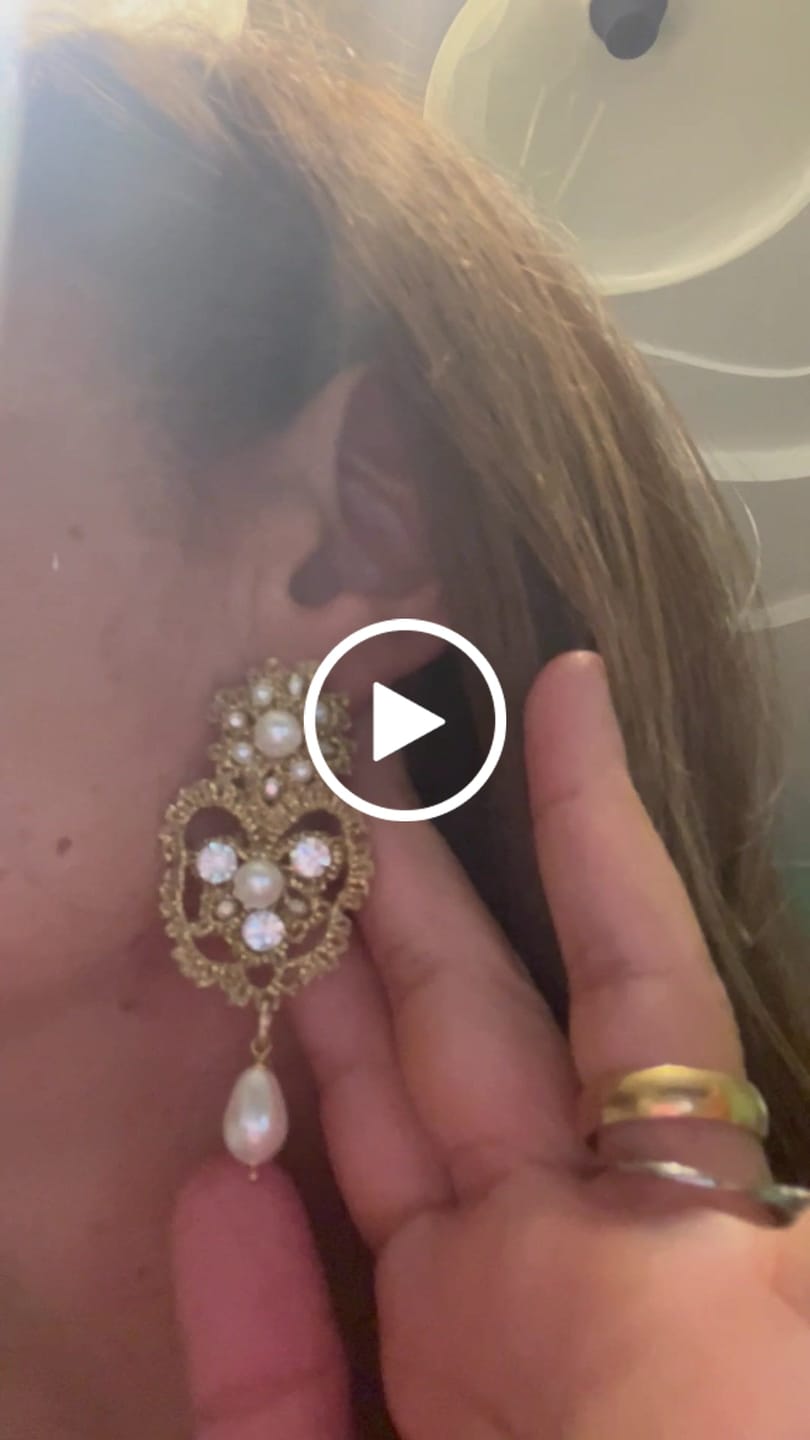 Customer video review of Orecchini Vivienne perle