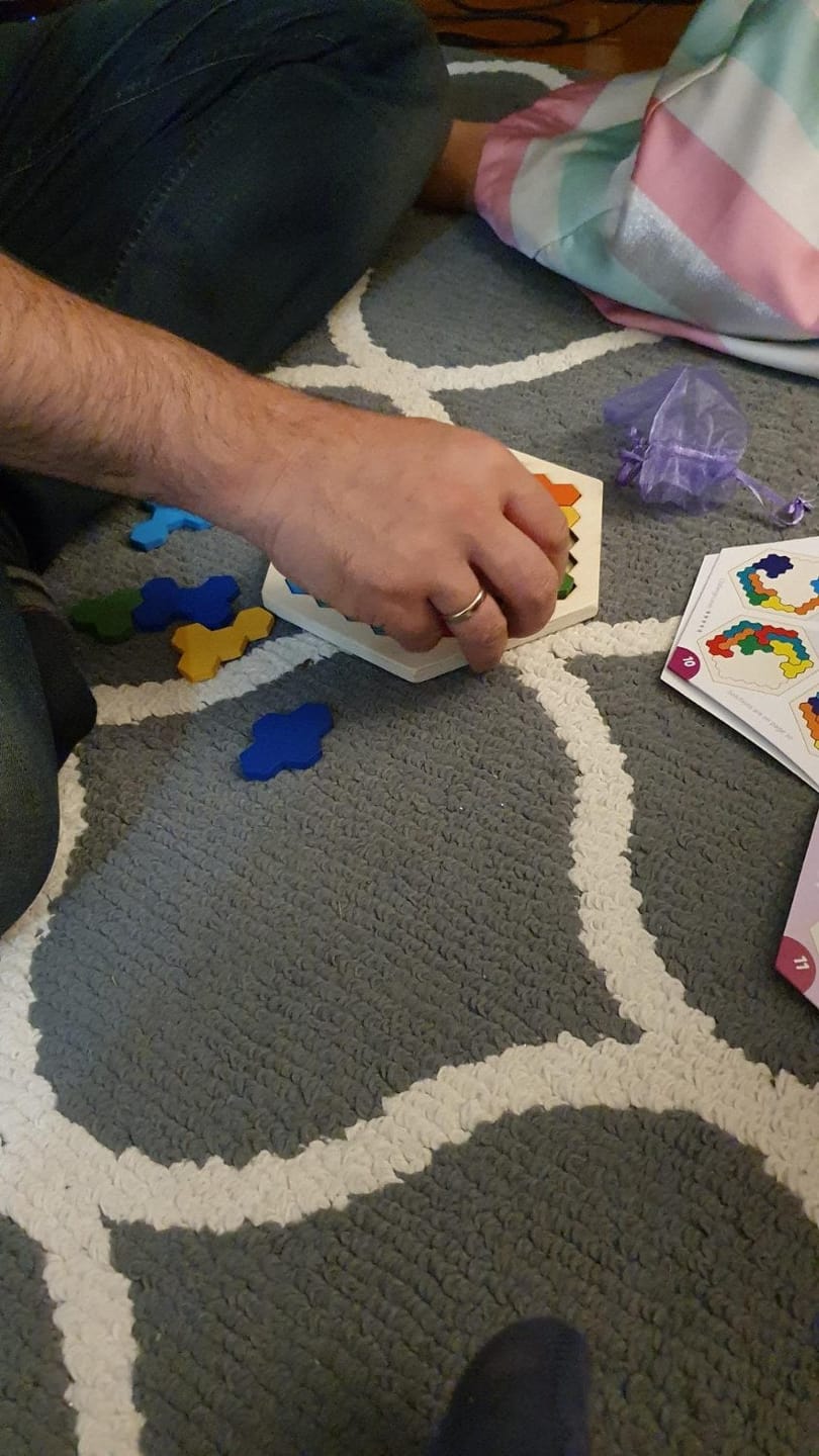 Customer photo review of Holz Hexagon Puzzle Lernspielzeug | Kognitives Motorikspiel Geometrie Kleinkind