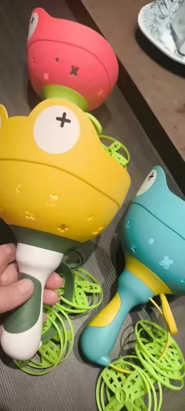 Customer photo review of Frosch Scheibenwerfer Kinderspielzeug | Fliegende Scheiben Outdoor Zugschnur UFO Starter