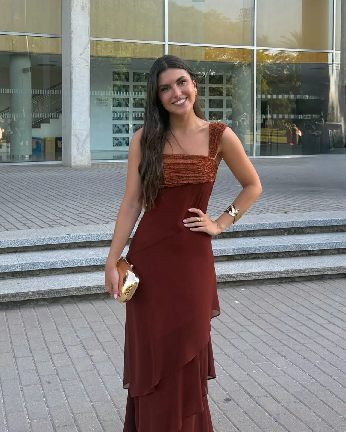 Customer photo review of Paula - Elegante Vestido Largo Sin Mangas con Volantes en Cascada