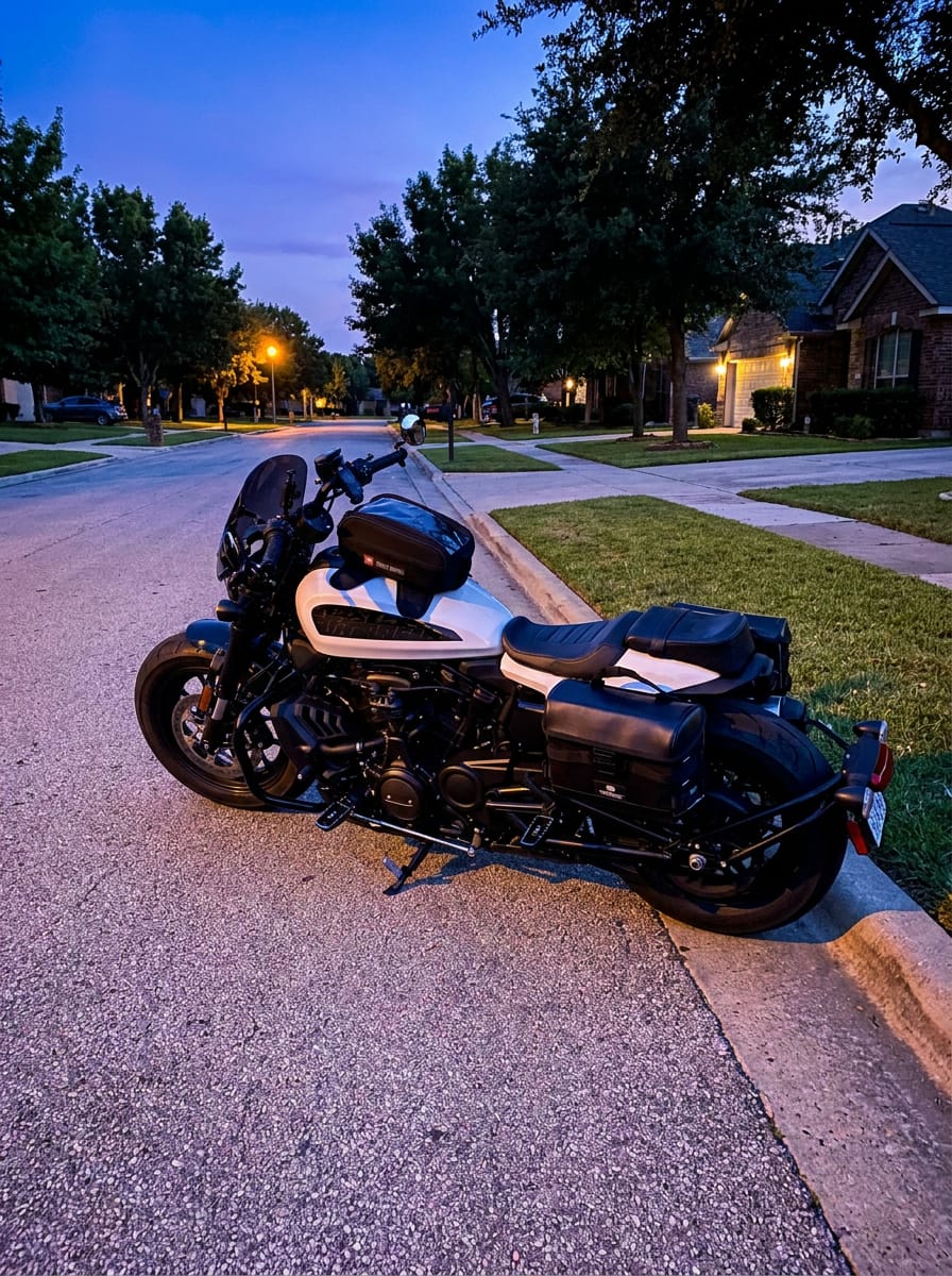 Customer photo review of 4L - Atlas Magnetic Harley Davidson Motorcycle Tank Bag