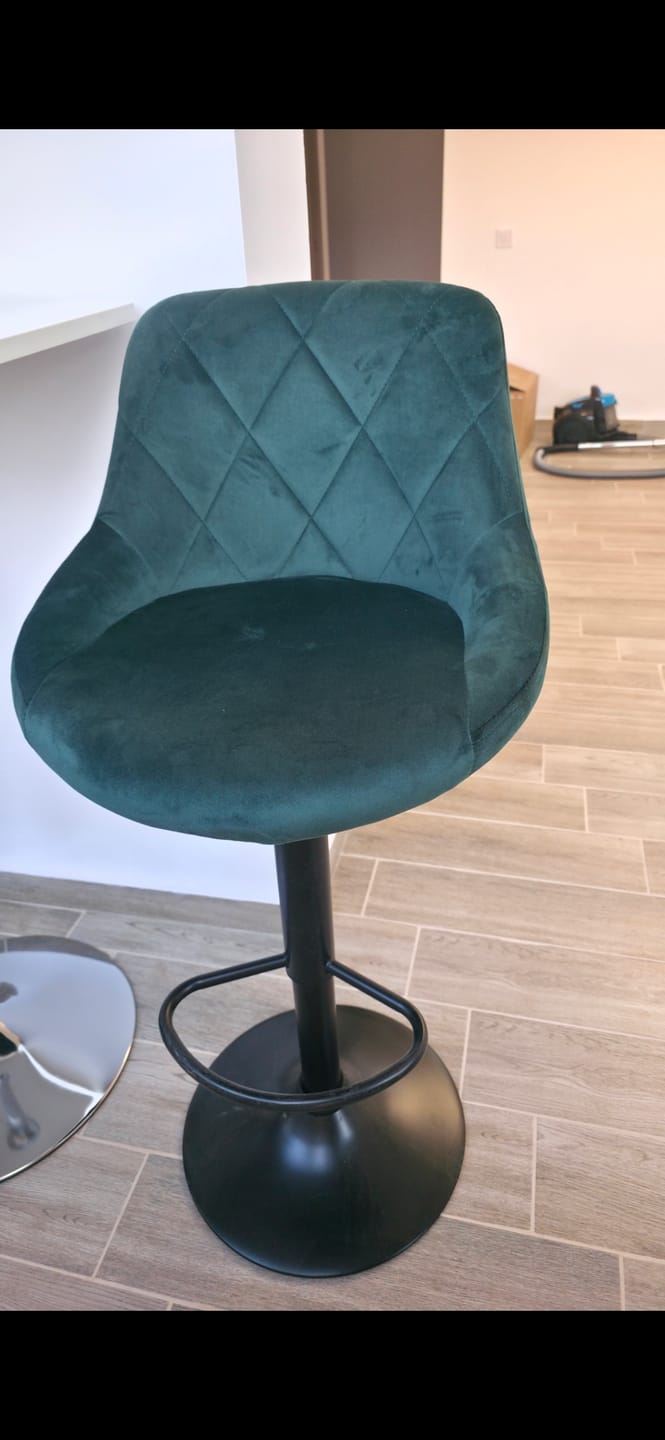 Customer photo review of Scaun de bar rotativ H101, verde inchis/negru, stofa catifelata/metal, 47x45x84/106 cm