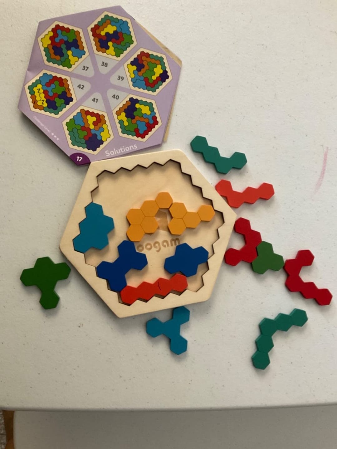Customer photo review of Holz Hexagon Puzzle Lernspielzeug | Kognitives Motorikspiel Geometrie Kleinkind