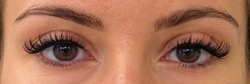 Customer's natural eye look featuring Starter Set Pre-Glued 2.0 lashes applied to upper lash line