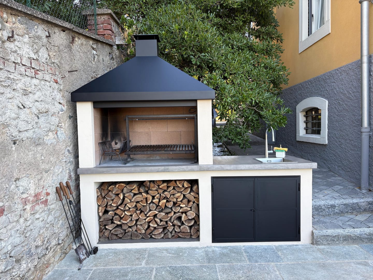Customer photo review of Santa Maria Grill With Wall-Exterior Wheel Setup