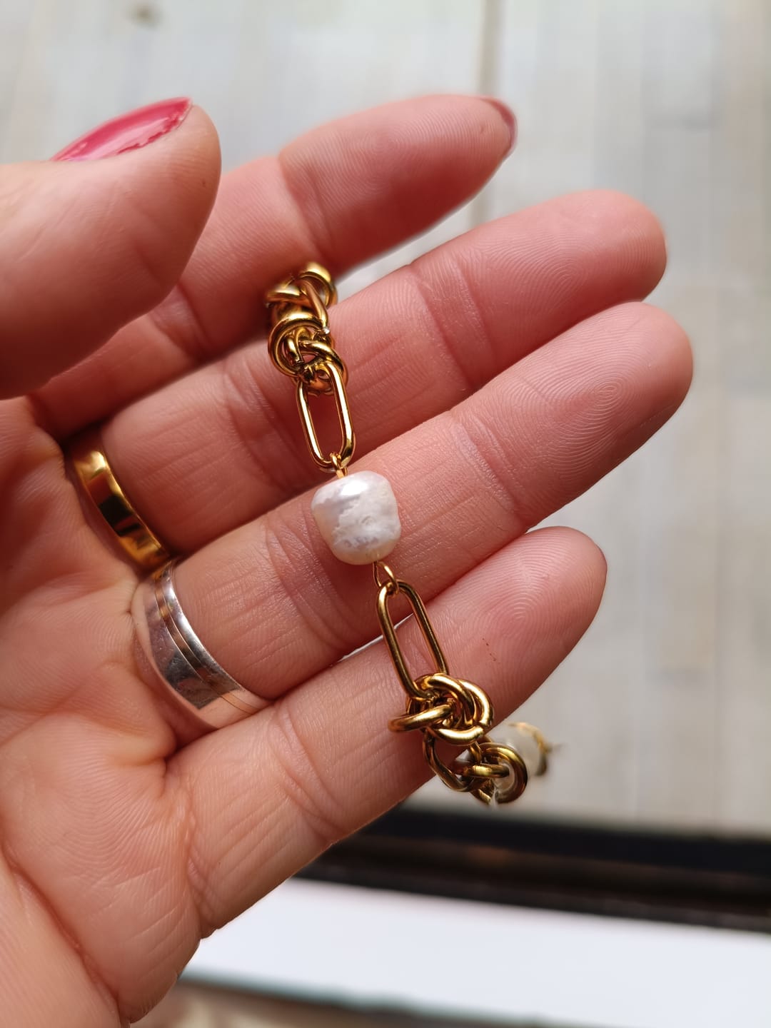 Customer photo review of Pulseira Nó e Pérolas Banhado em Ouro 18k