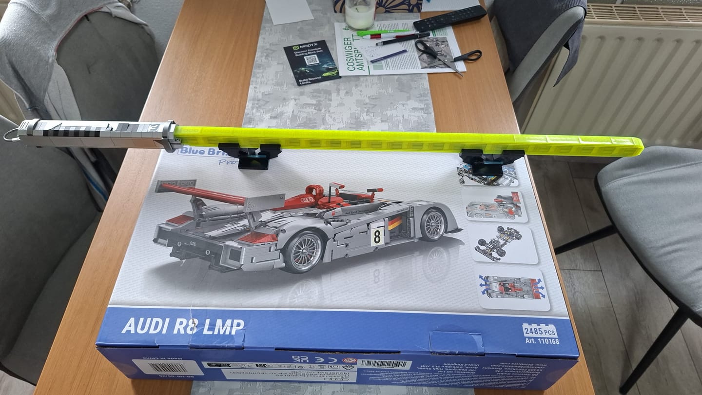 Customer photo review of REOBRIX 99012 Gelbes Lichtschwert – 712 Teile Bau-Set | Leuchtendes Sci-Fi-Modell aus Klemmbausteinen