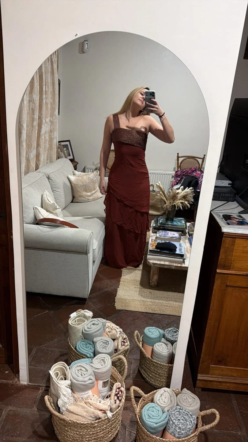 Customer photo review of Paula - Elegante Vestido Largo Sin Mangas con Volantes en Cascada