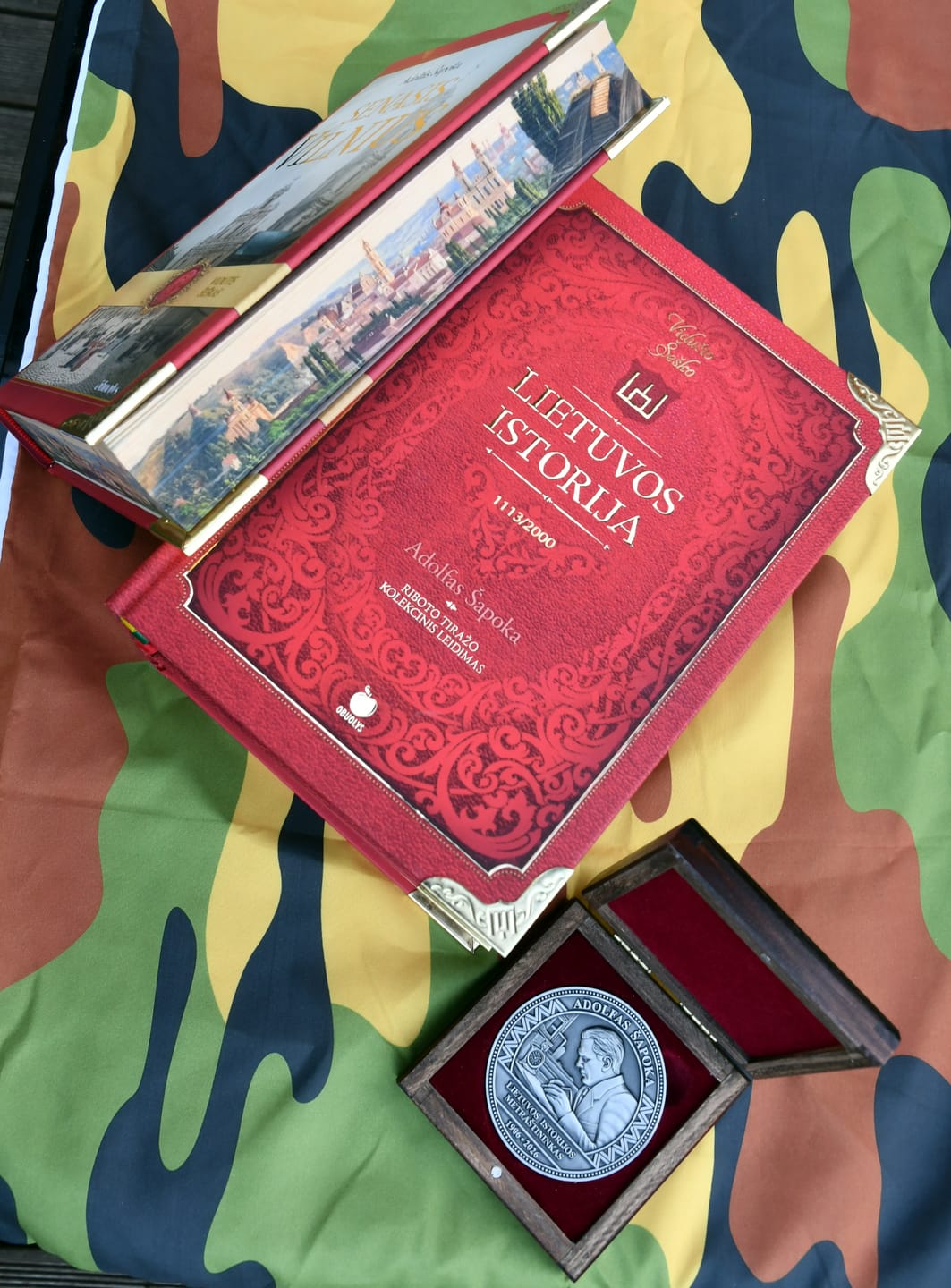 Customer photo review of LIETUVOS ISTORIJA: XXL riboto tiražo kolekcinis A. Šapokos knygos leidimas + trispalvė šilko juostelė + metalo kampai + Žalgirio mūšį vaizduojanti puslapių briauna
