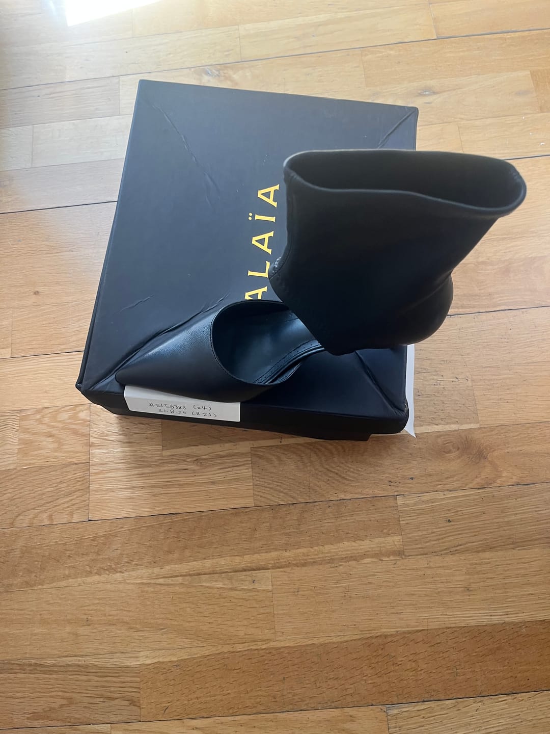 Customer photo review of Alaia's new fall/winter ankle boots black sheepskin 388514